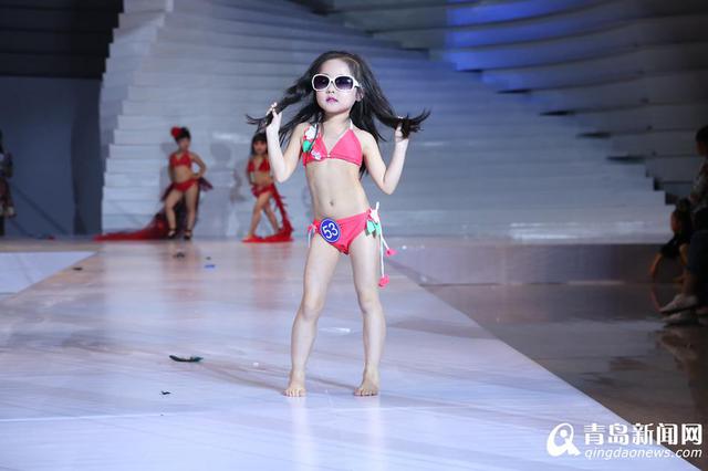 高清:少儿模特精英青岛走秀 时尚萌娃嗨翻全场 高清:少儿模特精英青岛走秀 时尚萌娃嗨翻全场