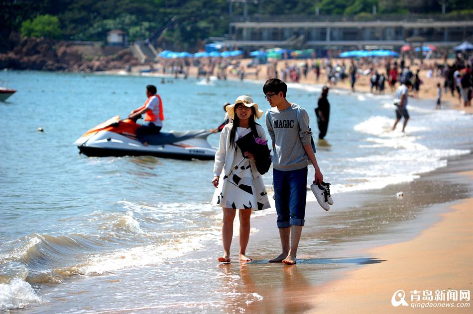 高清:岛城开启初夏模式 养眼美女清凉装上阵