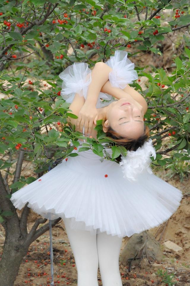 组图:青农大美女樱桃树下跳芭蕾 网友:扎不扎