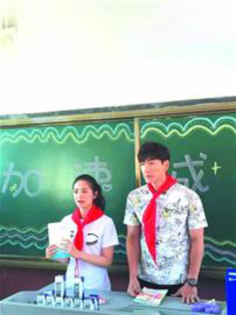 暖男爸爸张亮青岛做公益 送天天亲笔画(图)