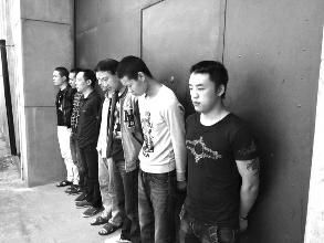 华商报咸阳讯（记者 杨皓）为使碰瓷效果“更逼真”，犯罪嫌疑人竟打断团伙成员手臂！去年9月以来，5名湖北籍男子先后在西安、咸阳、渭南等地作案多起。咸阳警方对此串并案处理，打掉了一个在陕西、北京等地碰瓷的7人团伙。