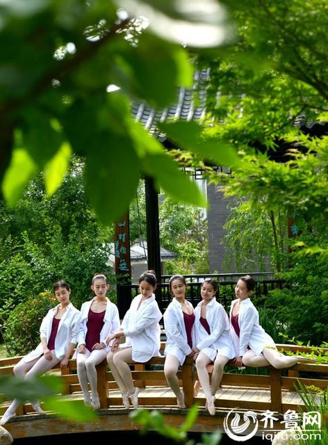 舞蹈女生穿旗袍拍毕业照 “一字马”劈腿秀舞姿