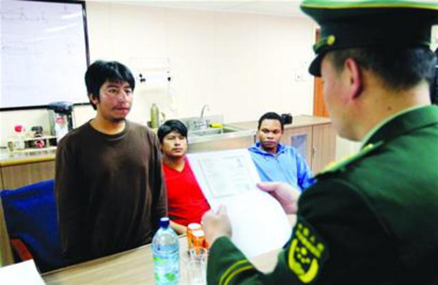 南美渔民遇海盗打劫 坐货轮越太平洋到青岛(图) 南美渔民遇海盗打劫 坐货轮越太平洋到青岛(图)