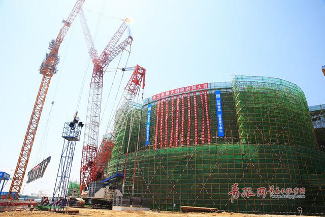高清:东方影都大剧院封顶 碧海银螺造型显现 高清:东方影都大剧院封顶 碧海银螺造型显现