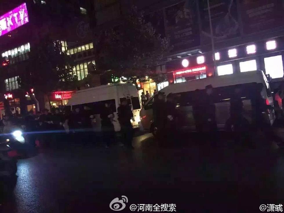 郑州警方夜查会所带走多名女子 堪比“皇家一号”