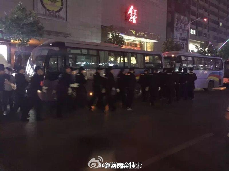 郑州警方夜查会所带走多名女子 堪比“皇家一号”