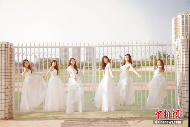 毕业季女大学生穿白纱告别校园 毕业季女大学生穿白纱告别校园