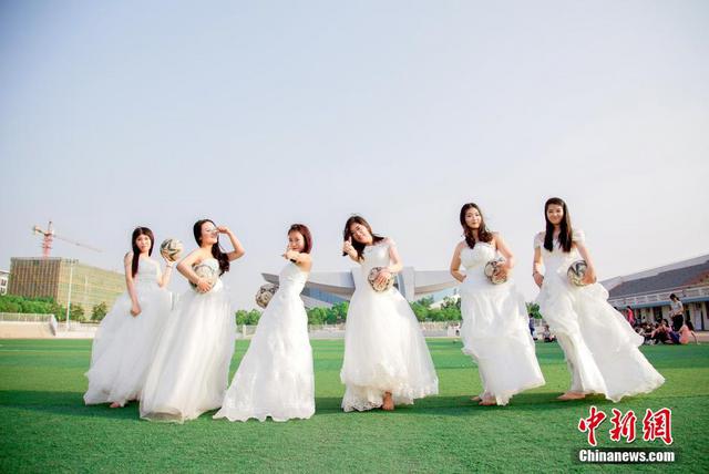 毕业季女大学生穿白纱告别校园 毕业季女大学生穿白纱告别校园