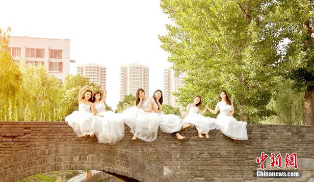 毕业季女大学生穿白纱告别校园 毕业季女大学生穿白纱告别校园