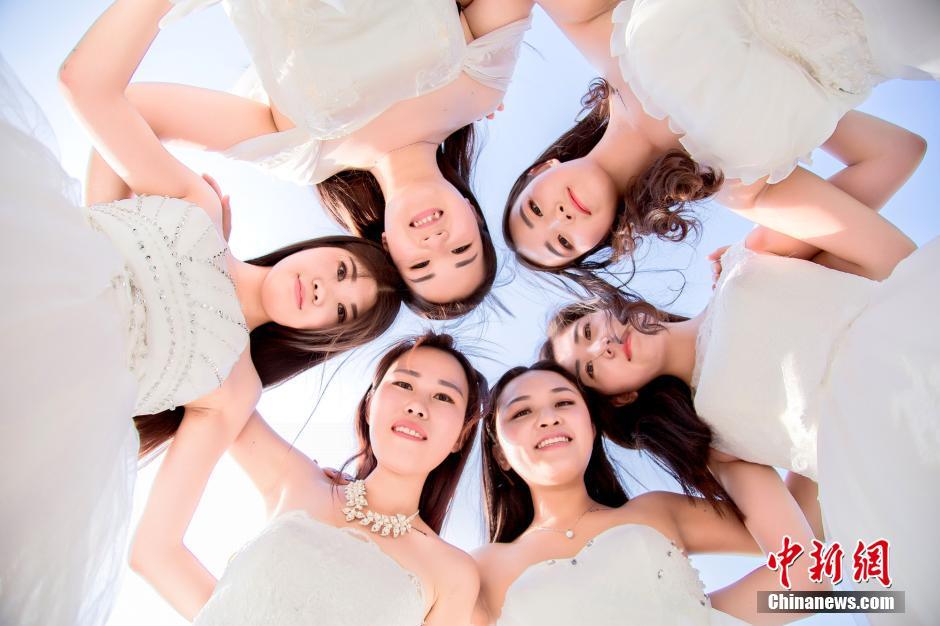毕业季女大学生穿白纱告别校园