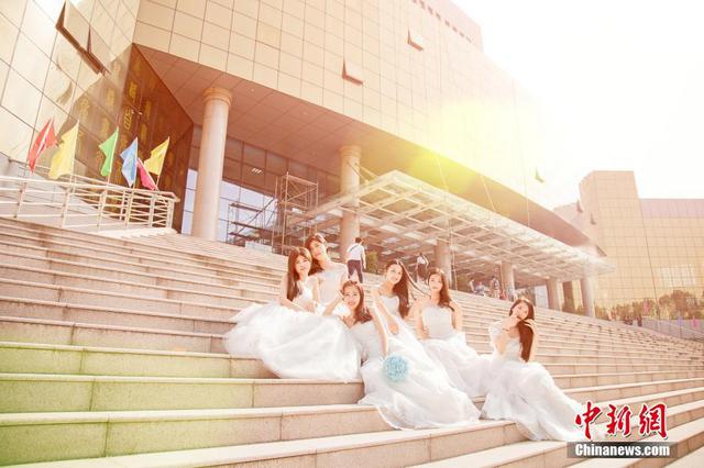 毕业季女大学生穿白纱告别校园 毕业季女大学生穿白纱告别校园