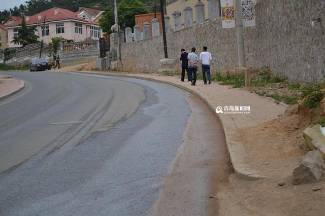 十梅庵路一地点漏水近一年 清澈干净居民心疼