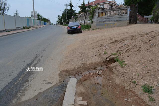 十梅庵路一地点漏水近一年 清澈干净居民心疼