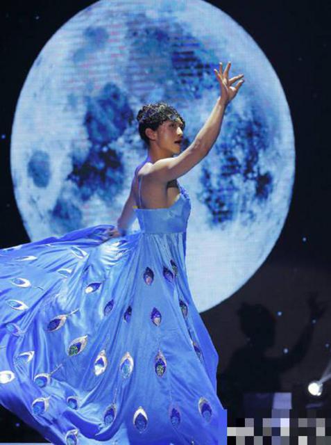 舞姿感人！邓超浓妆艳抹造型百变 台上大跳热舞