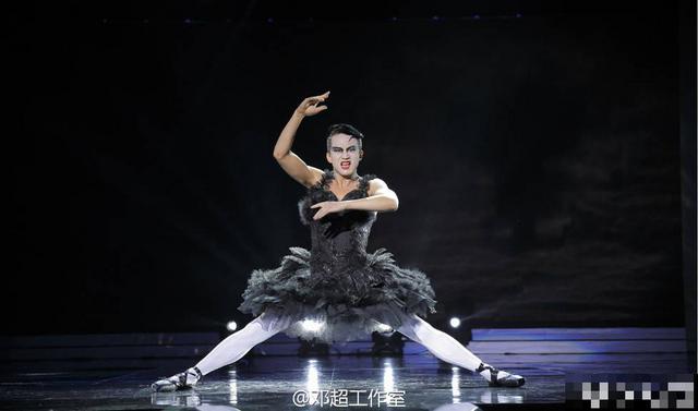 舞姿感人！邓超浓妆艳抹造型百变 台上大跳热舞