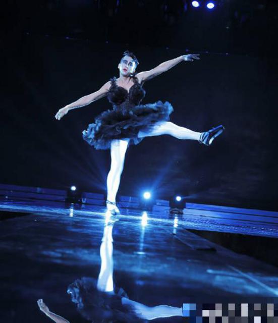 舞姿感人！邓超浓妆艳抹造型百变 台上大跳热舞