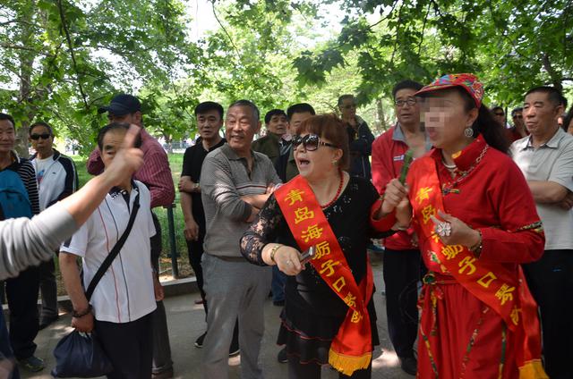 组图:青岛大妈大爷中山公园开撕 惊动110民警