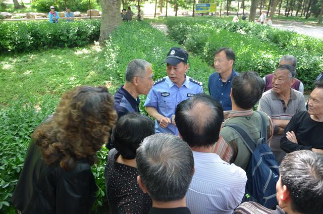 组图:青岛大妈大爷中山公园开撕 惊动110民警