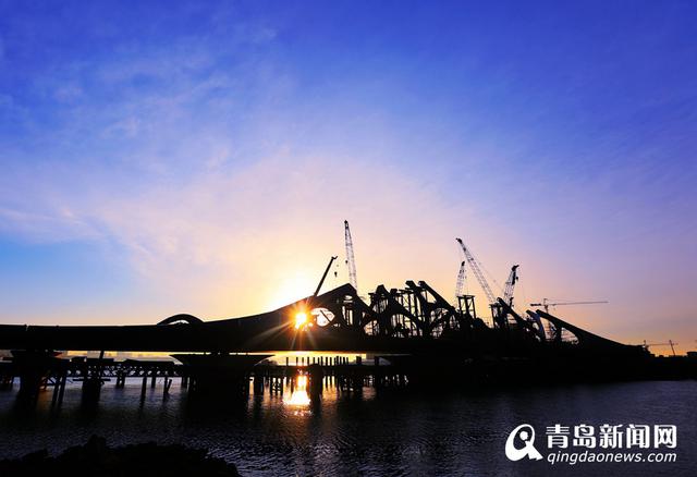 灵山湾珊瑚贝桥上部合龙 灵山湾珊瑚贝桥上部合龙