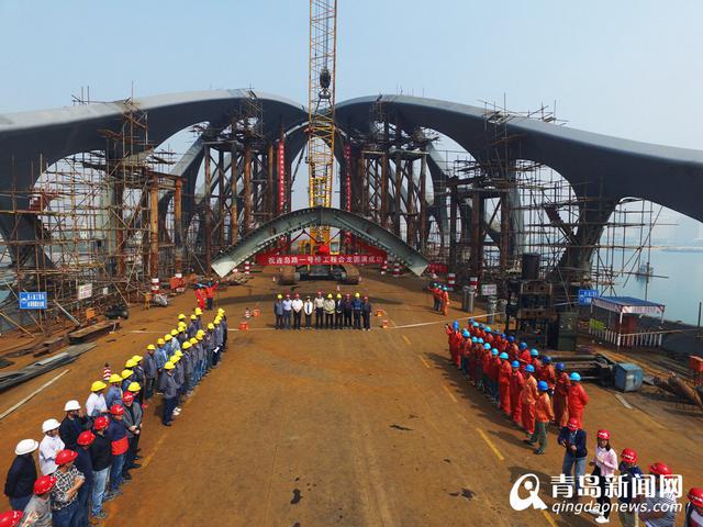 灵山湾珊瑚贝桥上部合龙 灵山湾珊瑚贝桥上部合龙