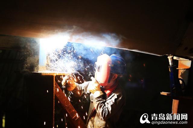 灵山湾珊瑚贝桥上部合龙 灵山湾珊瑚贝桥上部合龙