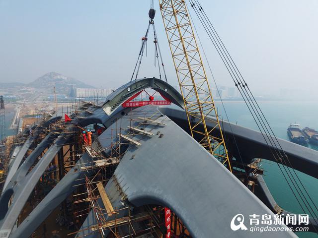 灵山湾珊瑚贝桥上部合龙 灵山湾珊瑚贝桥上部合龙