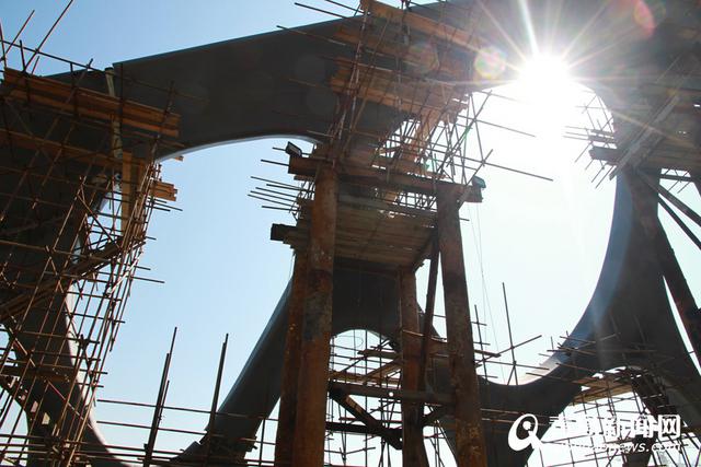 灵山湾珊瑚贝桥上部合龙 灵山湾珊瑚贝桥上部合龙