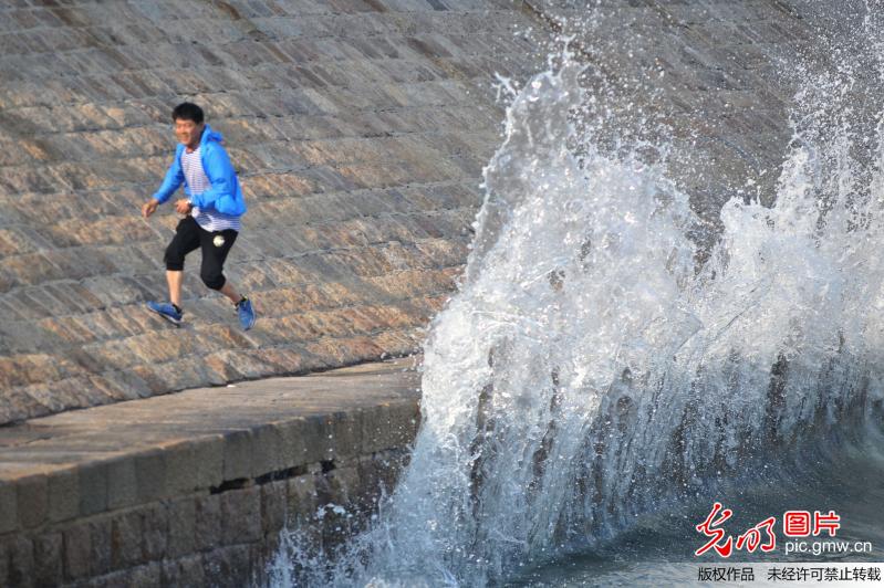 组图:上帝视角看栈桥超震撼 形如射向海中利箭