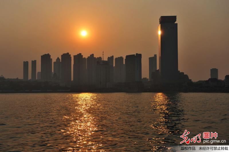 组图:上帝视角看栈桥超震撼 形如射向海中利箭