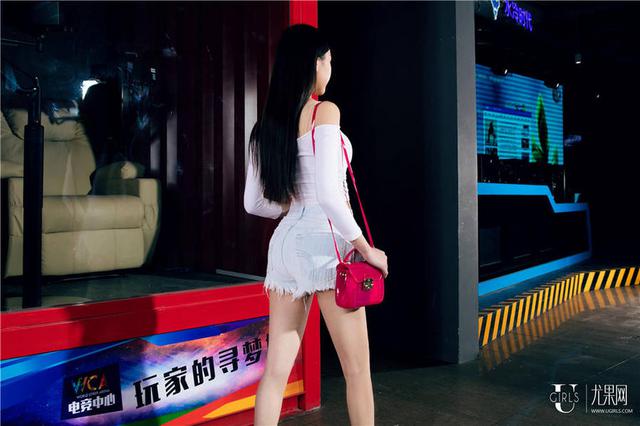     网吧美女陪玩：男人不过是我的取款机罢了 