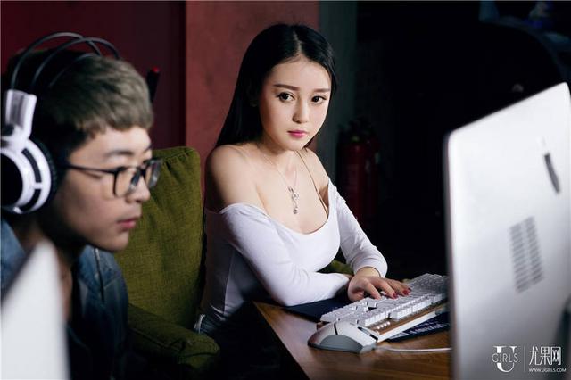     网吧美女陪玩：男人不过是我的取款机罢了 