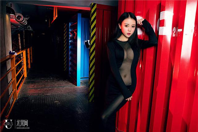     网吧美女陪玩：男人不过是我的取款机罢了 