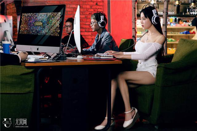     网吧美女陪玩：男人不过是我的取款机罢了 