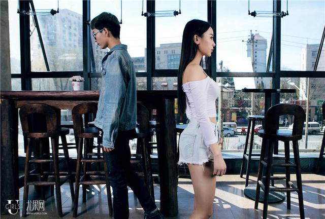     网吧美女陪玩：男人不过是我的取款机罢了 