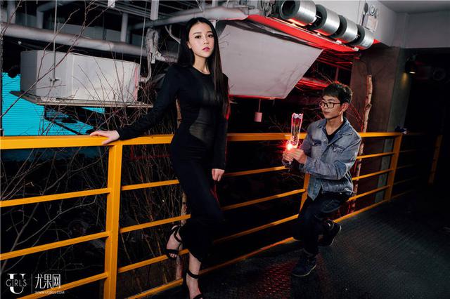     网吧美女陪玩：男人不过是我的取款机罢了 