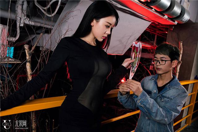     网吧美女陪玩：男人不过是我的取款机罢了 