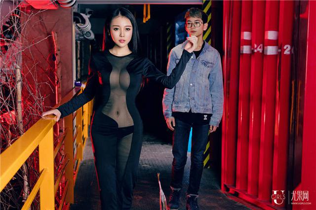     网吧美女陪玩：男人不过是我的取款机罢了 