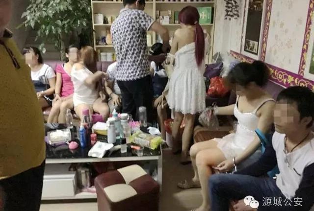 广东警方扫黄现场 卖淫女仍衣衫不整 广东警方扫黄现场 卖淫女仍衣衫不整
