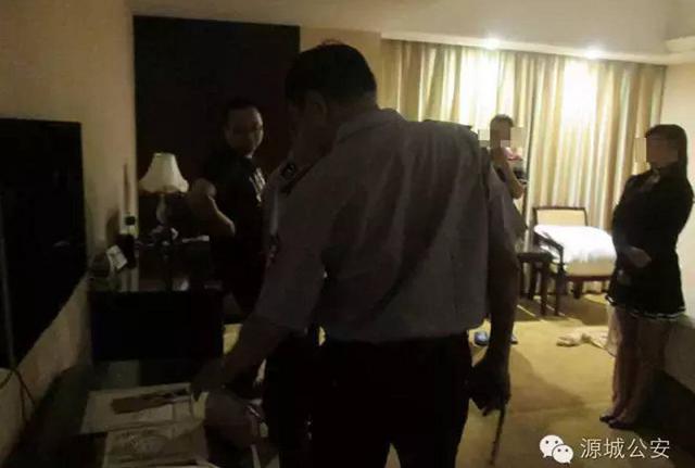 广东警方扫黄现场 卖淫女仍衣衫不整 广东警方扫黄现场 卖淫女仍衣衫不整