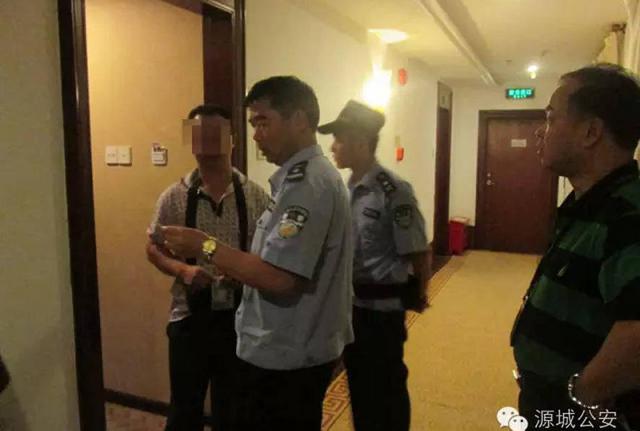 广东警方扫黄现场 卖淫女仍衣衫不整 广东警方扫黄现场 卖淫女仍衣衫不整