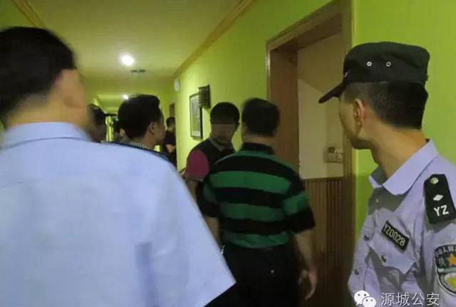 广东警方扫黄现场 卖淫女仍衣衫不整 广东警方扫黄现场 卖淫女仍衣衫不整