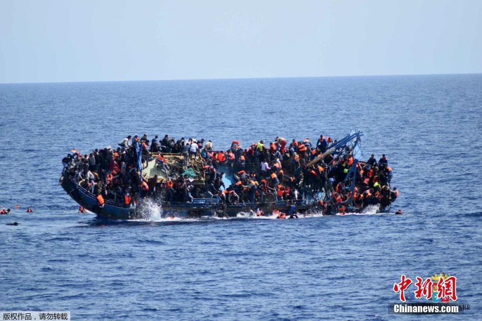 难民船倾覆瞬间 人们纷纷跳海逃生