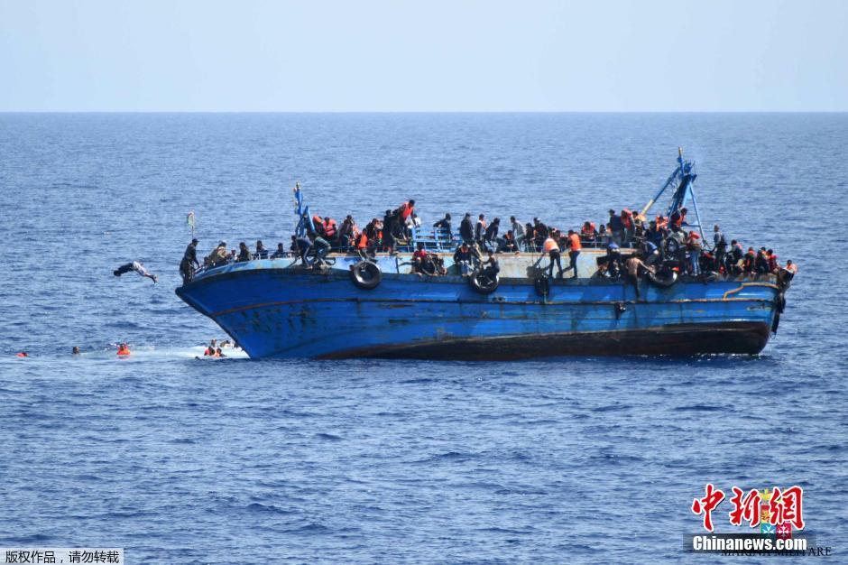 难民船倾覆瞬间 人们纷纷跳海逃生