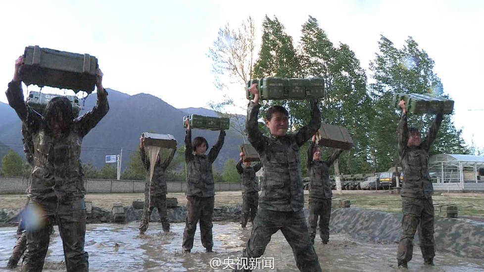 高原女兵水中抱60余斤圆木仰卧起坐