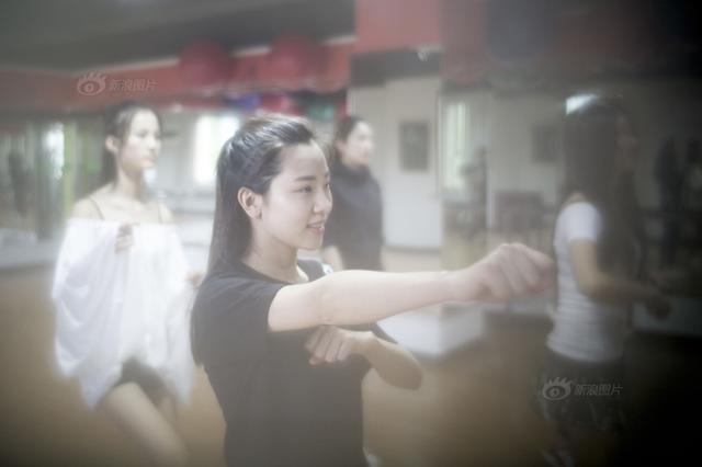 高清：16名足球宝贝集结青岛 8人将亮相欧洲杯