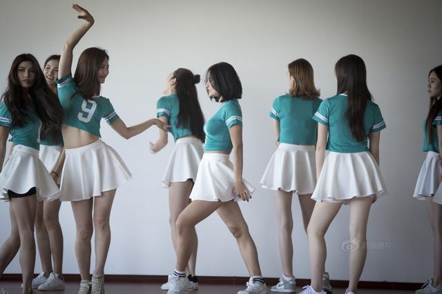 高清：16名足球宝贝集结青岛 8人将亮相欧洲杯