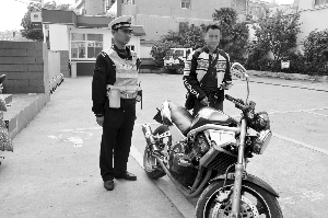 黄某非法改装的套牌摩托车被查获 警方供图