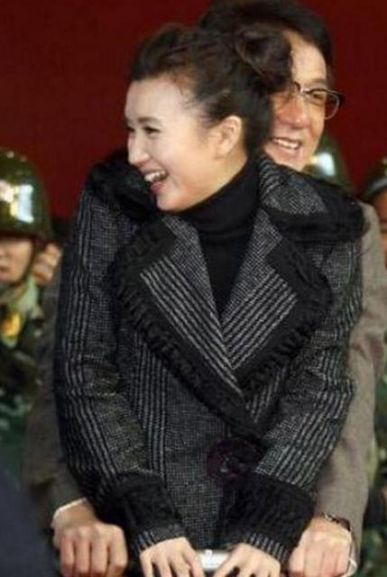 那些被成龙抱过的女星 唯她让成龙面露难色