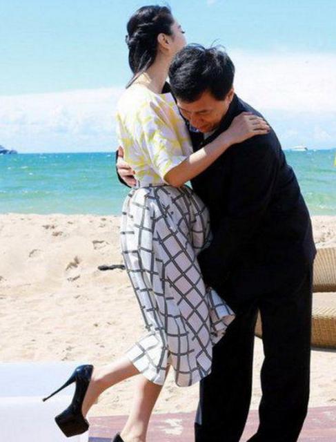 那些被成龙抱过的女星 唯她让成龙面露难色