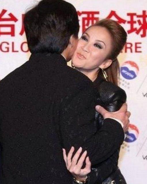那些被成龙抱过的女星 唯她让成龙面露难色